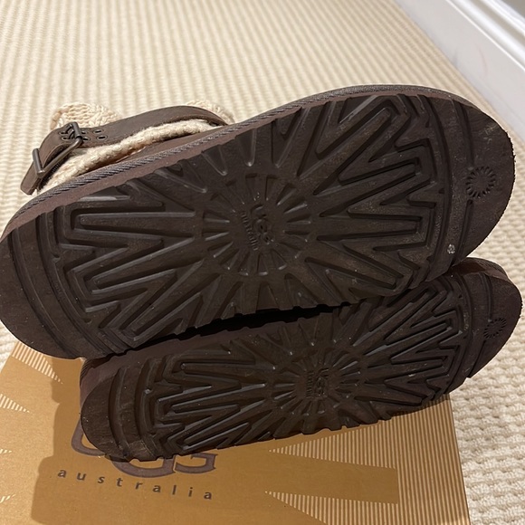 Brand new with box UGG K Cambridge Leather boots in size 2 in chestnut colour - Picture 3 of 5